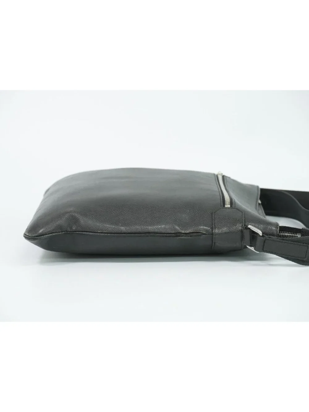 Louis Vuitton LV Sasha Taiga Leather Shoulder Bag Pochette Ardoise Black Vintage